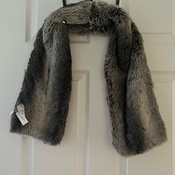 🌲 LOFT Faux Fur Gray and Brown Stole/Wrap - Picture 3 of 4